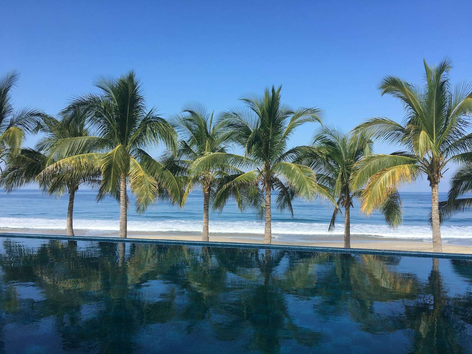 Alberca de un hotel frente al mar en la Riviera Nayarit