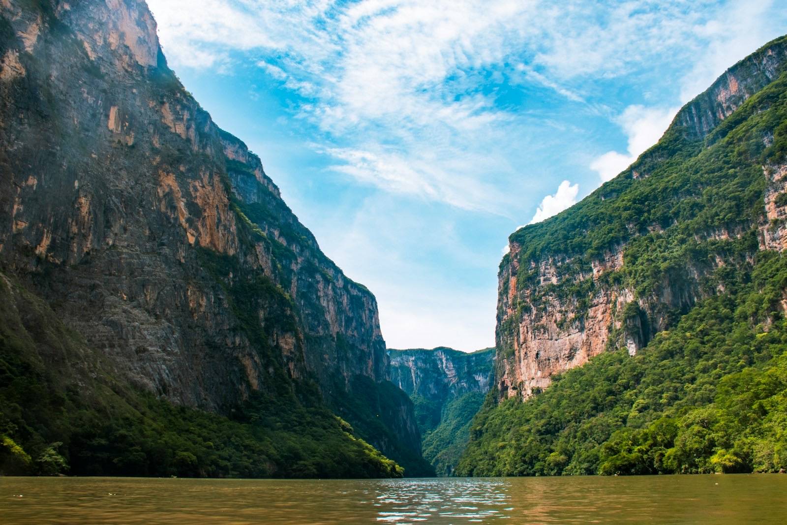Cañón con paredes verdes sobre un río en Chiapas