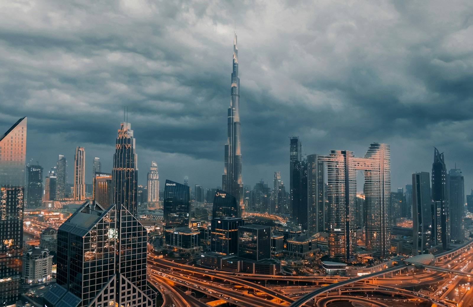 El Burj Khalifa sobre el horizonte de Dubái
