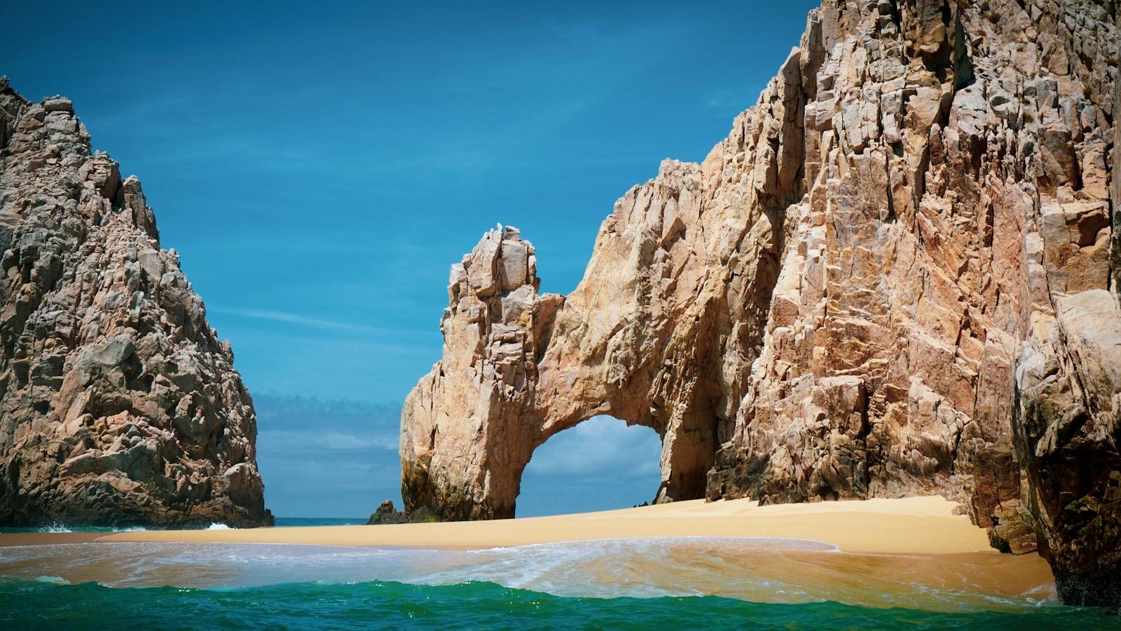 El Arco de Cabo San Lucas sobre el mar