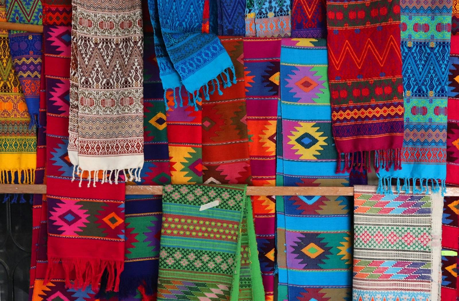 Textiles tradicionales de colores en un mercado de Oaxaca