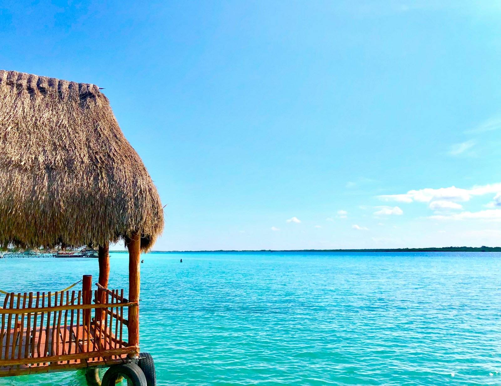 Palapa sobre el agua en el Caribe mexicano