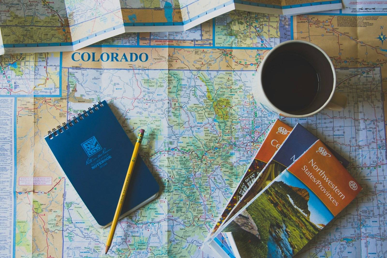 Mapa, libreta y café para planear un viaje