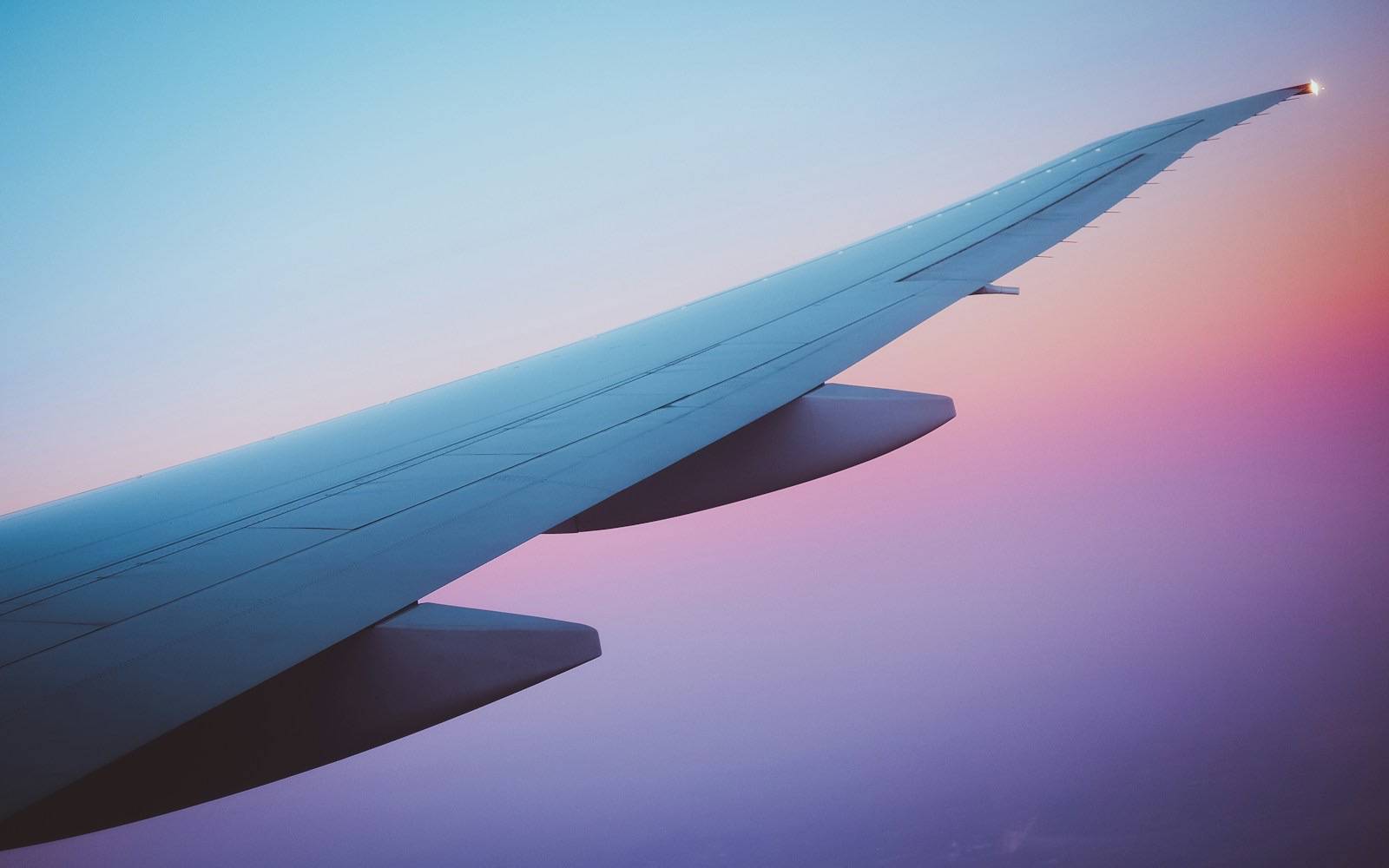 Ala de avión sobre las nubes al atardecer