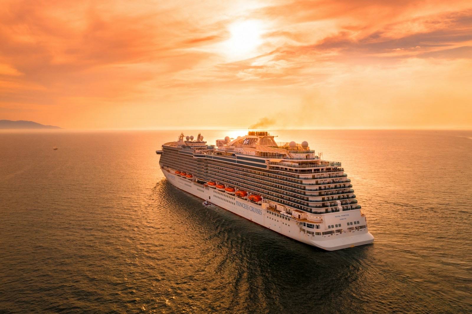 Crucero navegando en el mar al atardecer